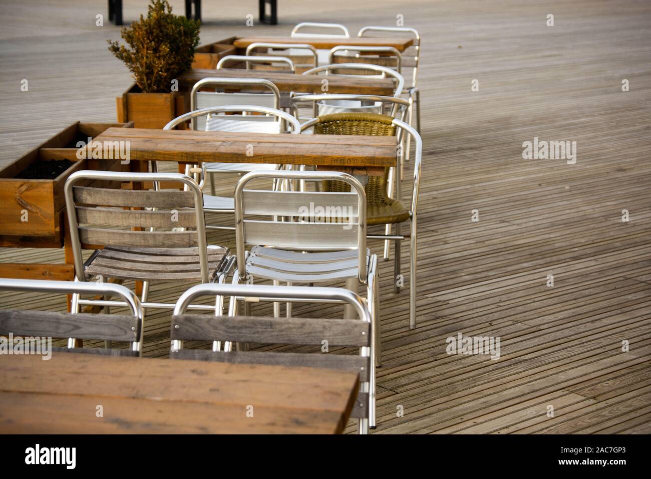 Rushden, Northampton. Novembre 15, 2019 - outdoor cafe terrazza tavoli e sedie. Cucina di strada e rilassante di posti a sedere in Inghilterra. Foto Stock