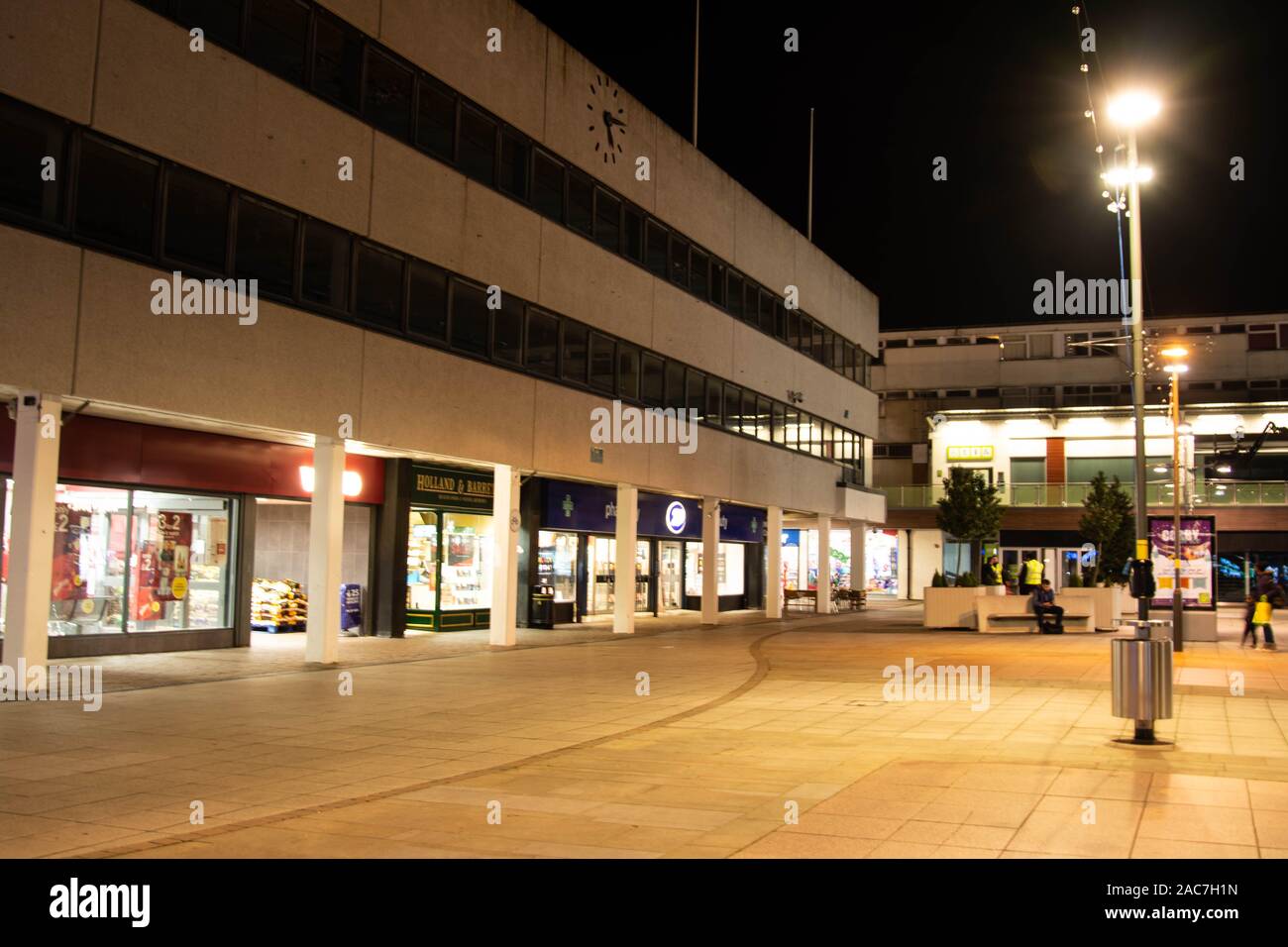 Rushden, Northamptonshire, Regno Unito - 15 novembre 2019 - Corby shopping center notte street view. Centro di Northampton. Foto Stock