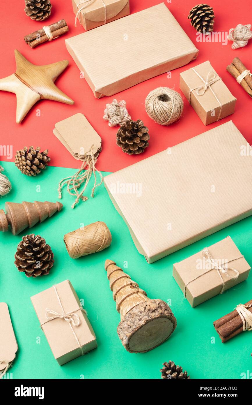Rifiuti Zero composizione di Natale. Regali avvolti in eso friendly marrone carta craft, pigne nelle quali, bastoncini di cannella, iuta e spago woden ornamenti per decorazione, il fuoco selettivo Foto Stock