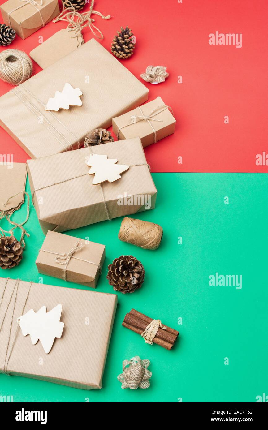 Rifiuti Zero composizione di Natale. Doni avvolti in marrone carta craft, pigne nelle quali, bastoncini di cannella, iuta e spago woden ornamenti per decorazione, il fuoco selettivo Foto Stock