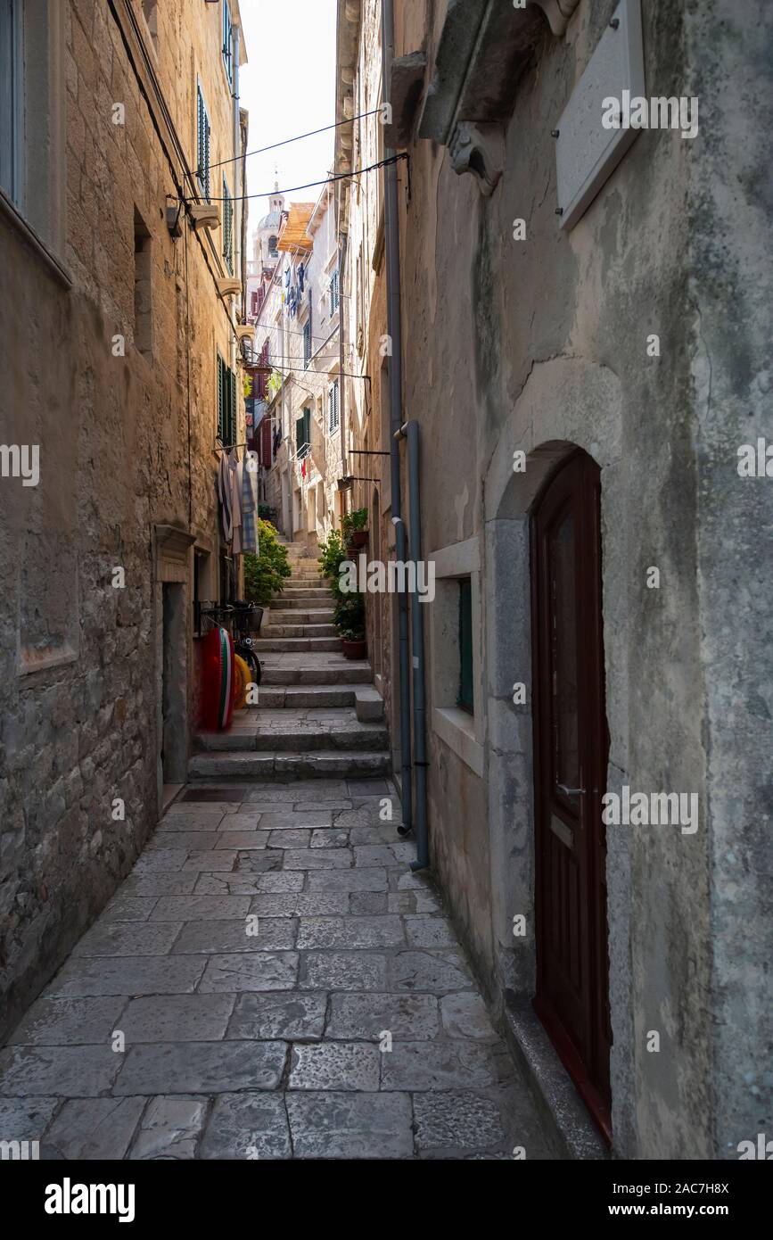 Pomeriggio di sole illumina un vicolo nel centro medievale della città vecchia di Curzola, sud della Dalmazia, Croazia Foto Stock
