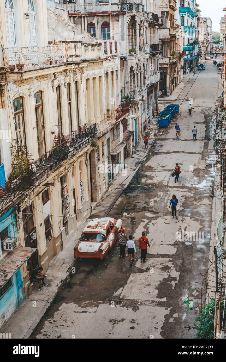 L'Avana, Cuba - Ottobre 18, 2019: persone locali per le strade di l'Avana vecchia/Cuba con le sue case colorate e American Classic Cars. Foto Stock