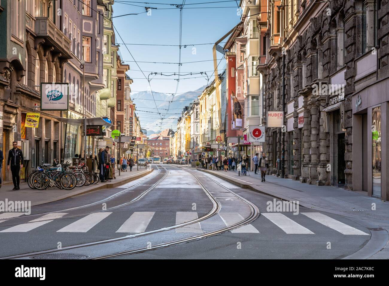 INNSBRUCK, Austria, Europa - ottobre, 36, 2019: il centro storico di Innsbruck. La strada principale della città vecchia in Tirolo paese. Foto Stock