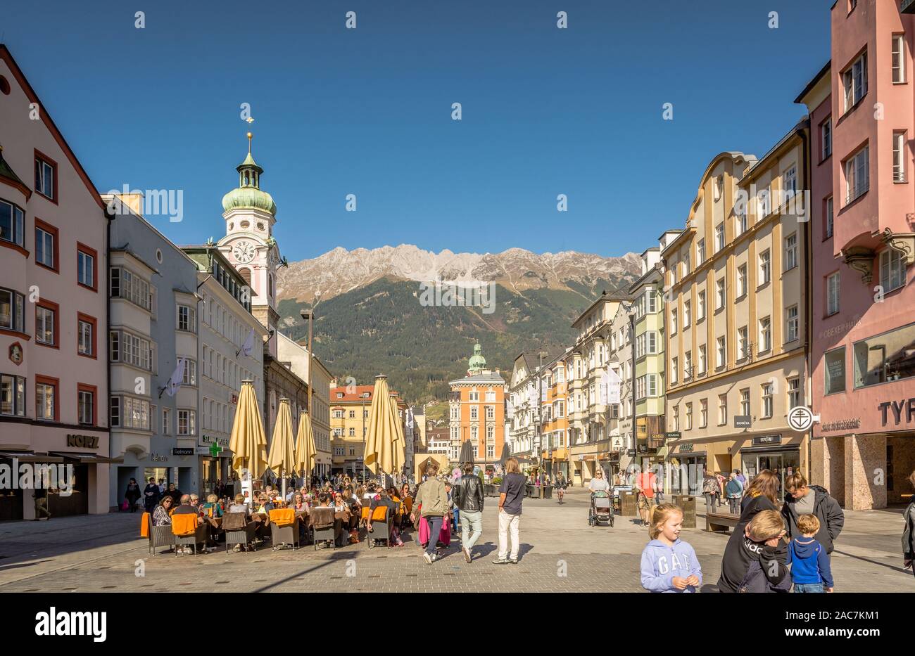 INNSBRUCK, Austria, Europa - ottobre, 26, 2019: il centro storico di Innsbruck. La strada principale della città vecchia in Tirolo paese. Foto Stock