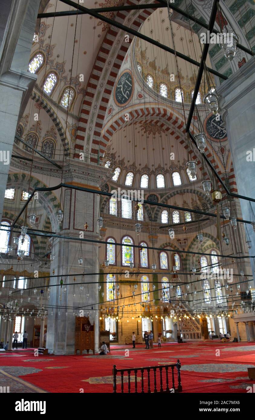 Istanbul, Turchia - 7 settembre 2019. La gente del posto e turisti di visitare la Moschea Fatih, uno dei più grandi islamica turco edifici in città Foto Stock