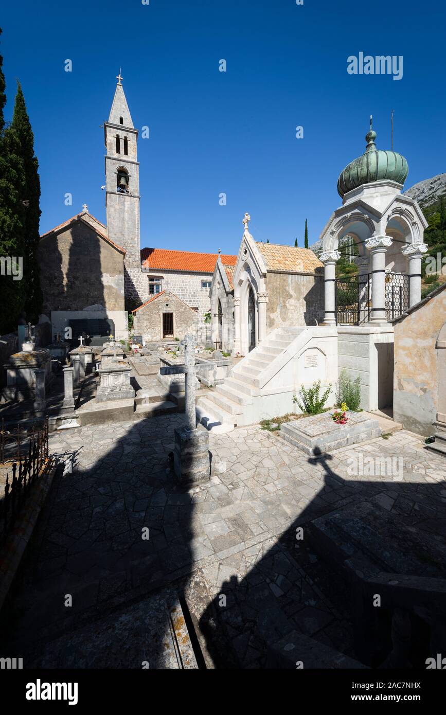 Tombe dei capitani di mare nel cimitero del monastero francescano vicino a Orebic nella luce del sole, la penisola di Peljesac, Dalmazia, Croazia Foto Stock