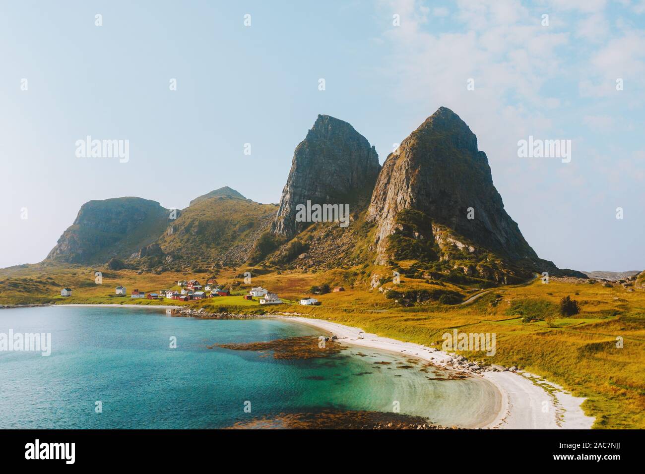 Il mare e la spiaggia di sabbia con rocce di montagna vista in Norvegia paesaggio isole Traena destinazioni di viaggio fantastico paesaggio naturale Foto Stock