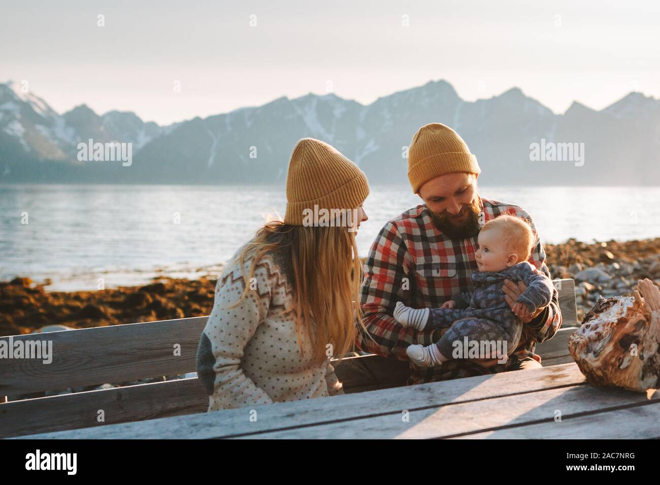 Chi viaggia in famiglia con il bambino che la madre e il padre insieme vacanze all'aperto i genitori a giocare con il bambino sano stile di vita vista montagne in Norvegia Foto Stock