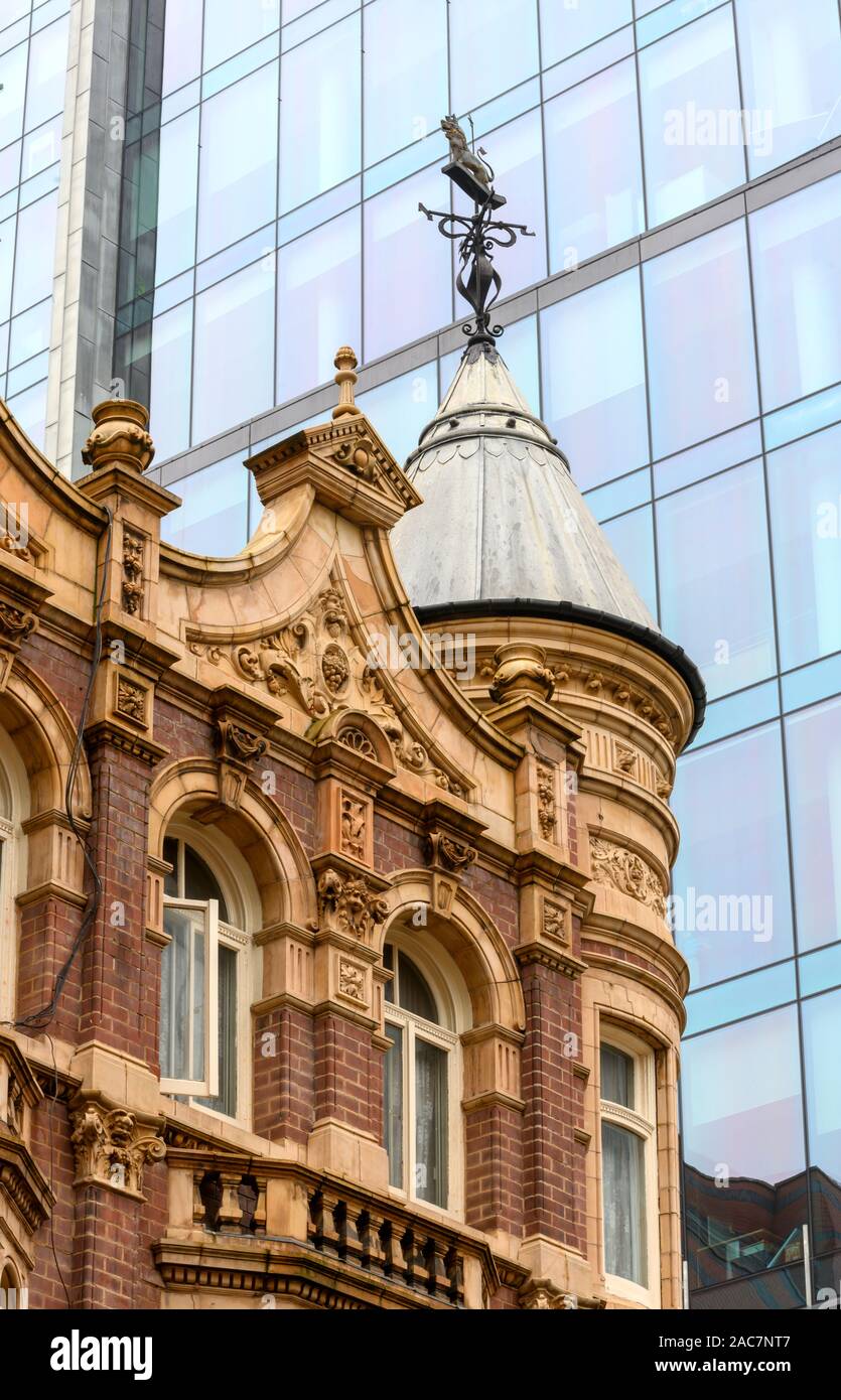 Il contrasto di architettura - vecchi e nuovi - compresi i vecchi Royal public house, Church Street, Birmingham, West Midlands, England, Regno Unito Foto Stock