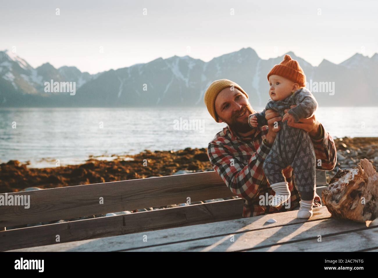 Padre in viaggio con il bambino in Norvegia rilassante godendo di vista montagne vacanze famiglia papà e bambino che gioca all'esterno attivo uno stile di vita sano Foto Stock