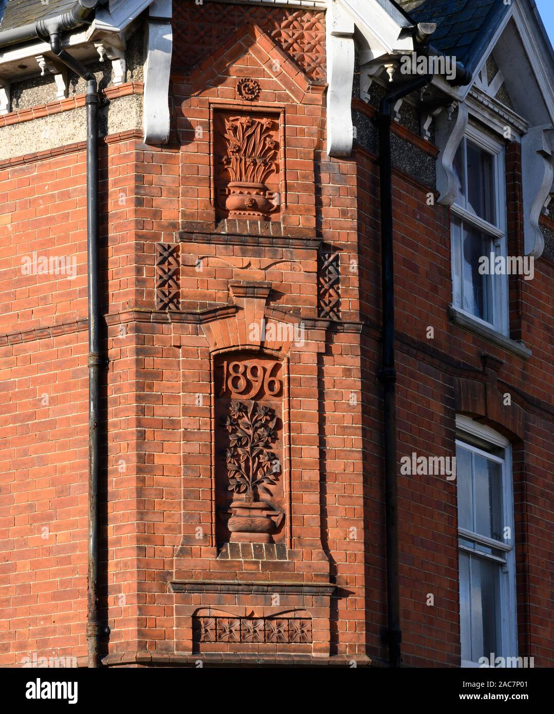 Decorativi in mattoni di terracotta datata 1896 a 5 Winchester Street, Whitchurch , Hampshire, Inghilterra, Regno Unito Foto Stock