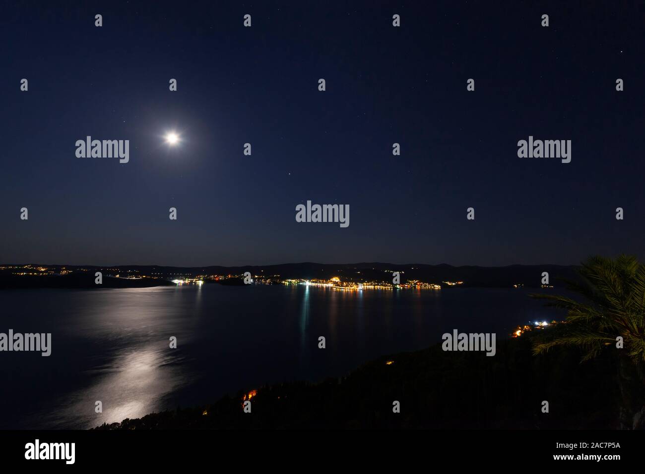 La luna nel cielo notturno su accesa centro medievale della città vecchia di Korcula dal punto di vista presso il monastero francescano vicino a Orebic, Croazia Foto Stock