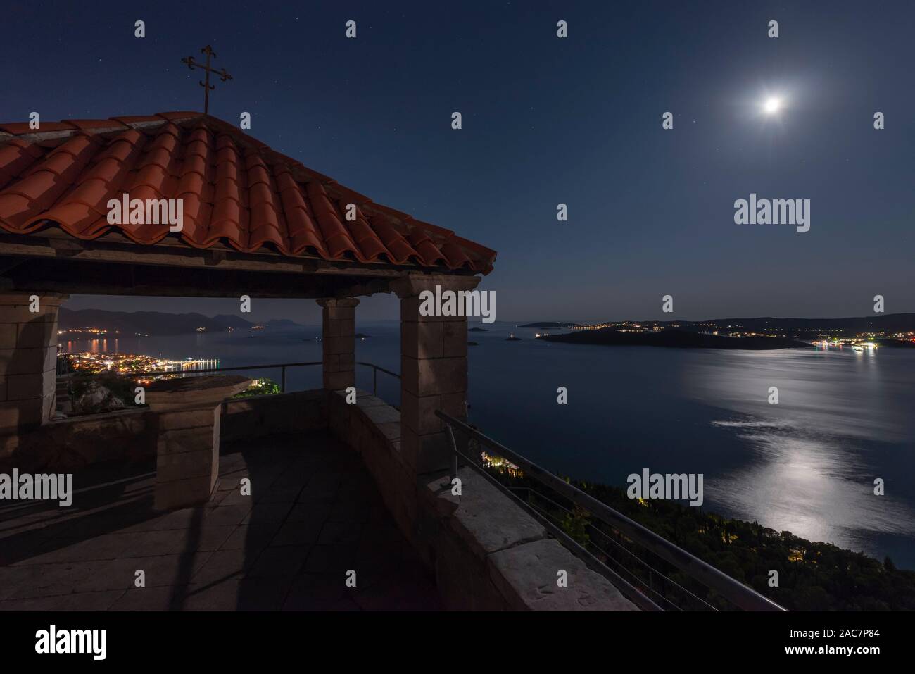 Vista dal loggiato al convento francescano vicino a Orebic su Peljesac canal per l'isola di Korcula al chiaro di luna, Dalmazia, Croazia Foto Stock