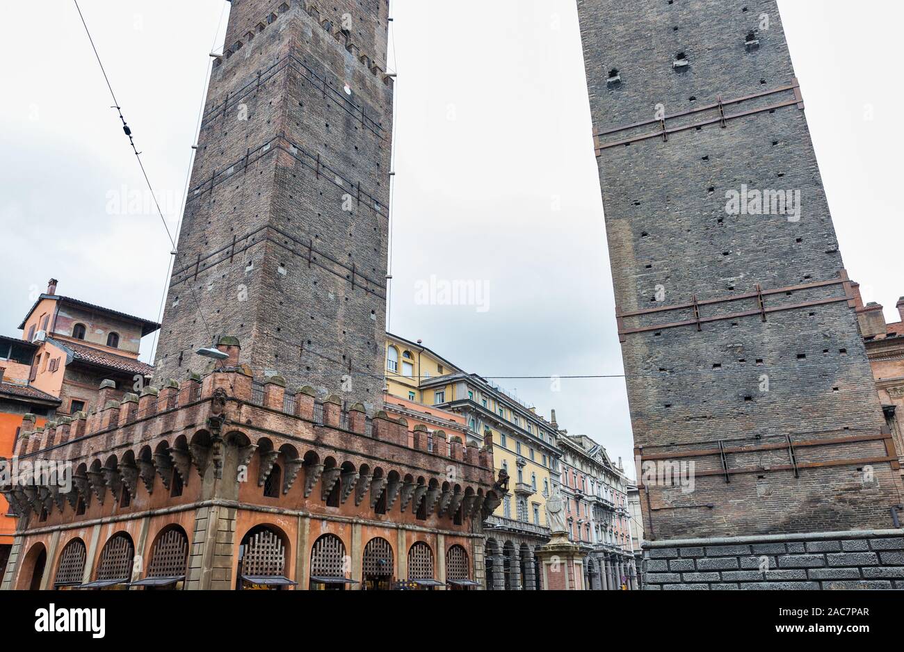 Due Torri di Bologna in un giorno di pioggia: Asinelli e Garisenda nella città vecchia, Italia. Foto Stock