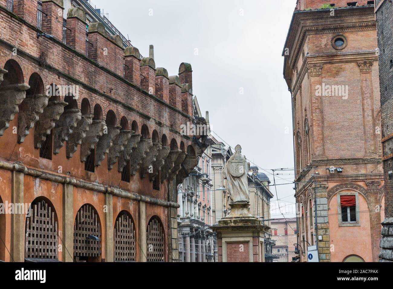 Paesaggio con vista dal basso di due torri di Bologna in un giorno di pioggia: Asinelli e Garisenda nella città vecchia, Italia. Foto Stock