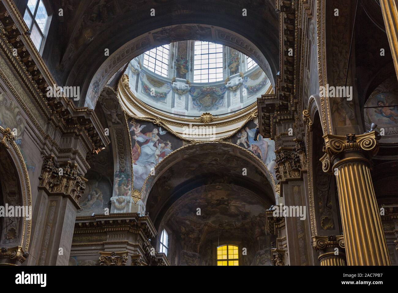 Chiesa dei Santi Bartolomeo e Gaetano interno a Bologna, Italia. Soffitti e pareti dipinte con affreschi. Foto Stock