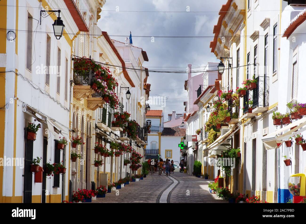 La vecchia strada in Vila Vicosa village, Portogallo Foto Stock