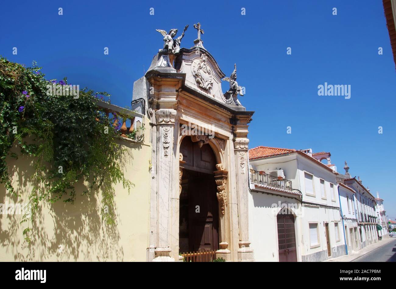 Entrata in marmo della chiesa nella città di Borba, Portogallo Foto Stock