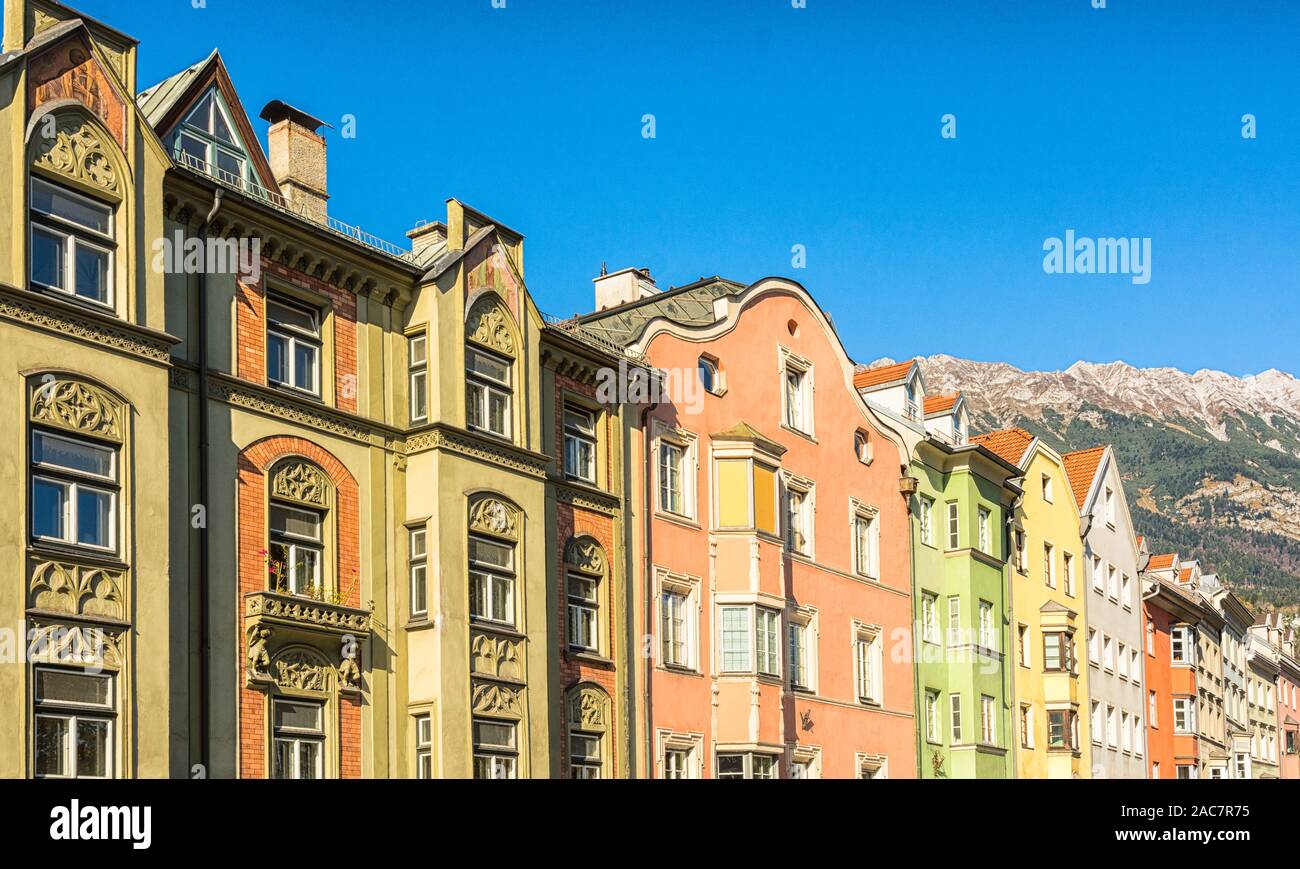 Gli ornati e colorati edifici residenziali nel famoso Mariahilf distretto della città di Innsbruck, Inn riveside, Austria, l'Europa. Foto Stock