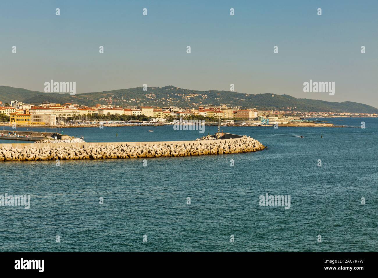 Vista dal mare di Bastia cityscape con il Porto di Toga, Corsica, Francia. Foto Stock