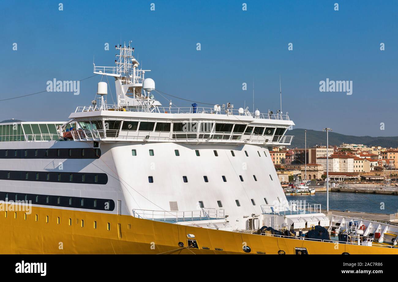 Di prua e il Captains Cabin di un traghetto passeggeri nave closeup Foto Stock