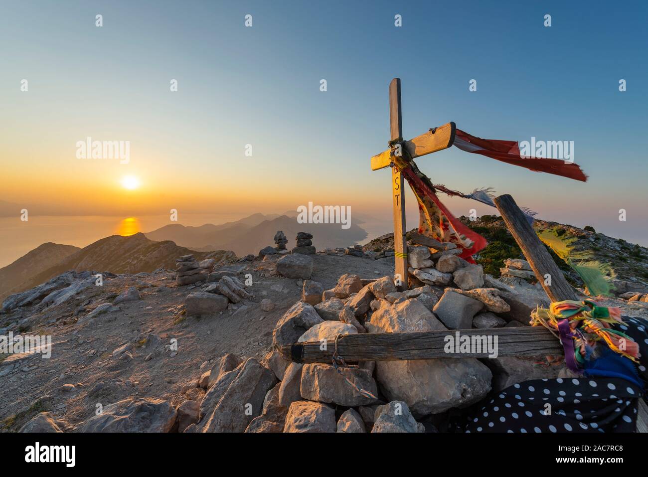 Il vertice di croce con sbandieratori i panni sul vertice di Sv. Ilija sulla penisola di Pelješac prima del sorgere del sole a sud della Dalmazia, Croazia Foto Stock