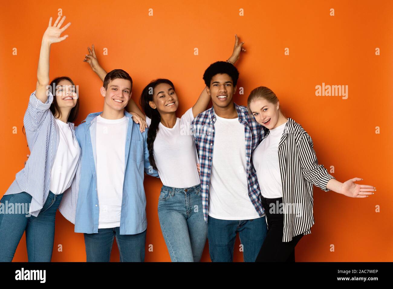 Positivo amici teen abbracciando e gioia vacanze Foto Stock