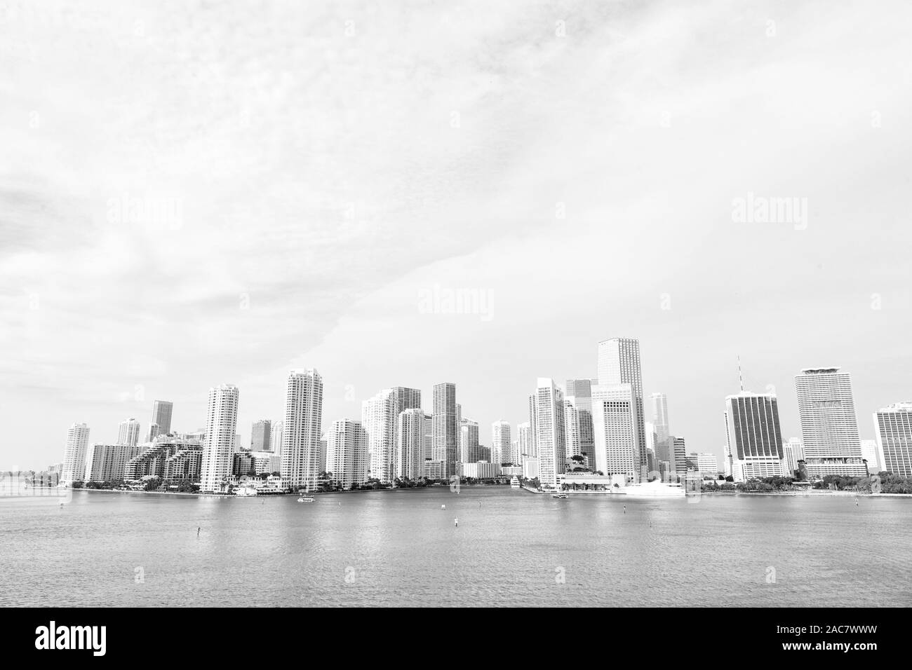 Miami ha un oceano Atlantico waterfront foderato con porti turistici. Il centro di Miami è urbano city center basato intorno al quartiere centrale degli affari di Miami. Grattacieli e azzurre acque dell'oceano. Deve vedere attrazioni. Foto Stock