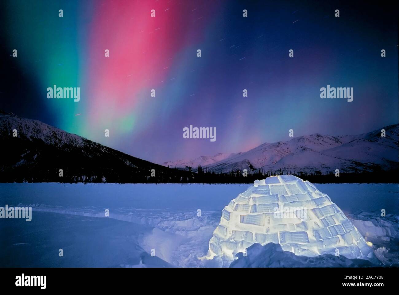Igloo con luci del nord, nord Alaska, Brooks Range, Alaska, STATI UNITI D'AMERICA Foto Stock
