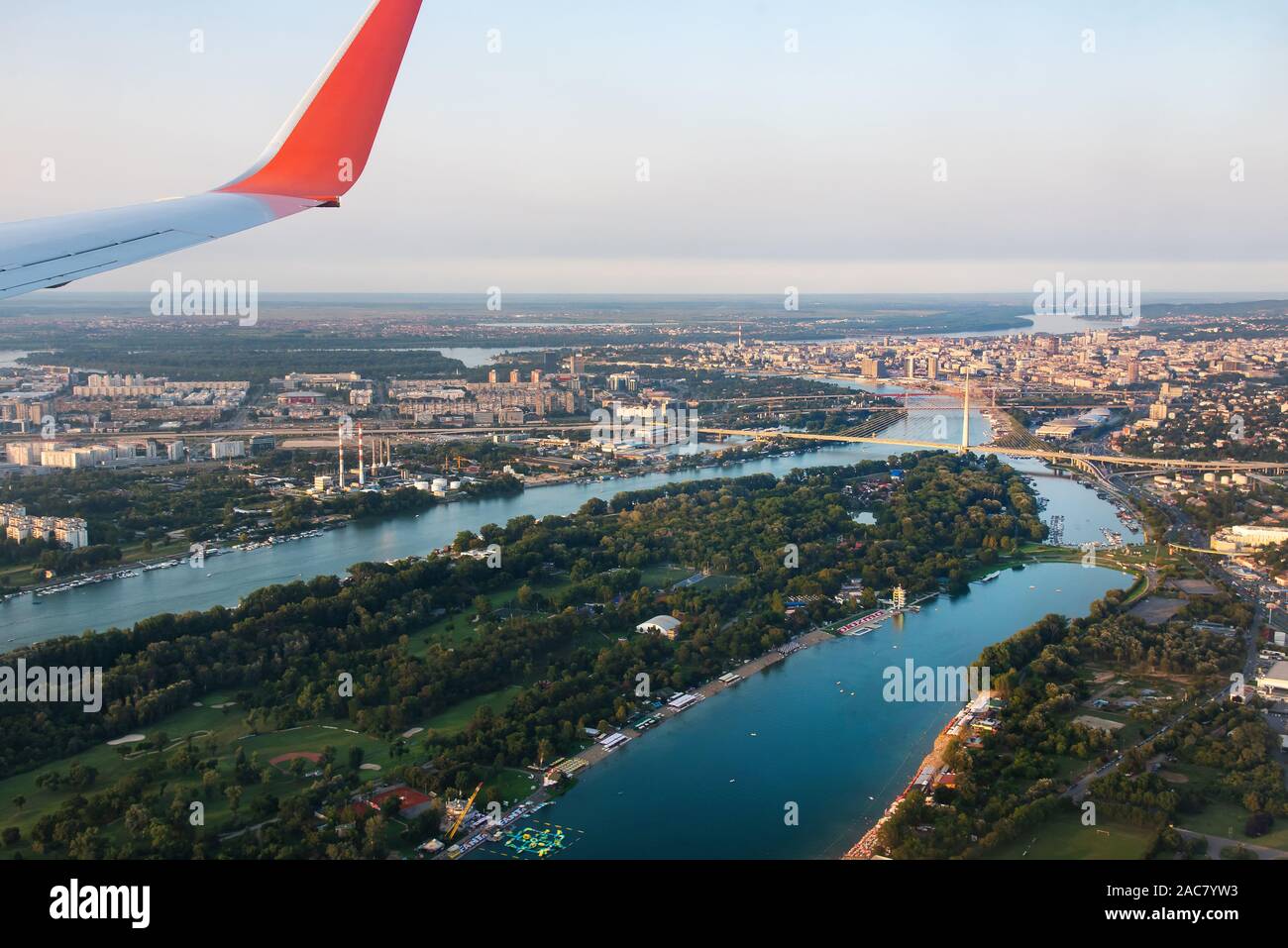 Aeroplano volando sul paesaggio urbano di Belgrado nella capitale serba Foto Stock