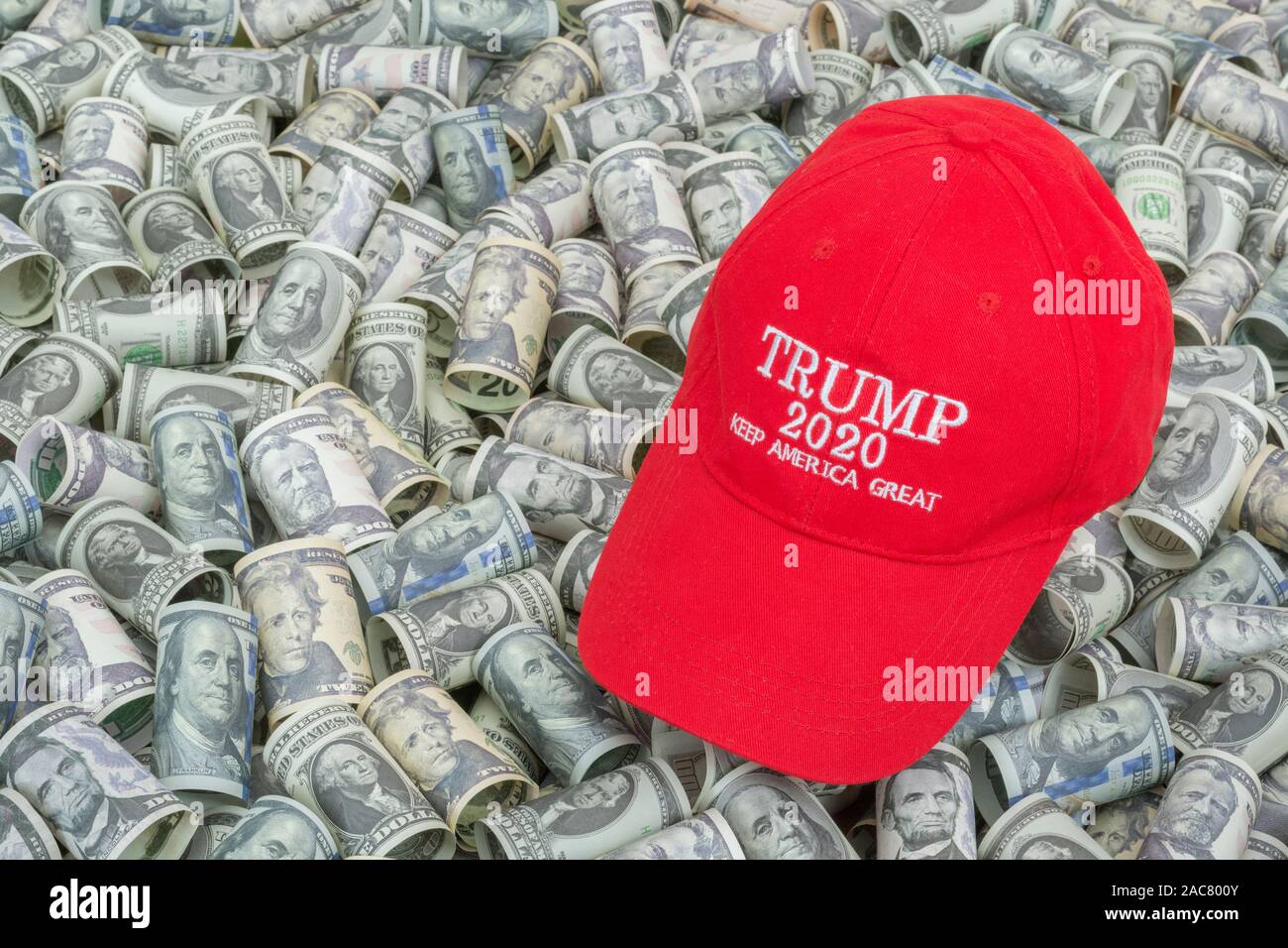 Red Trump KAG / mantenere l'America Grande cappuccio hat + le fatture del dollaro (vedere note). Per la fiorente economia DEGLI STATI UNITI / Trump Economia, Trump tagli fiscali, 2020 Elezioni americane. Foto Stock