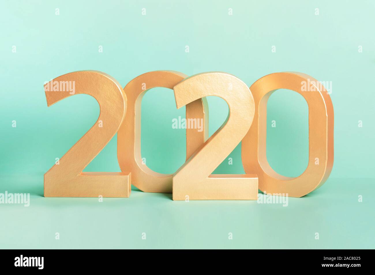 Golden anno nuovo 2020 cifre isolate su neon Sfondo menta. Studio shot. Foto Stock