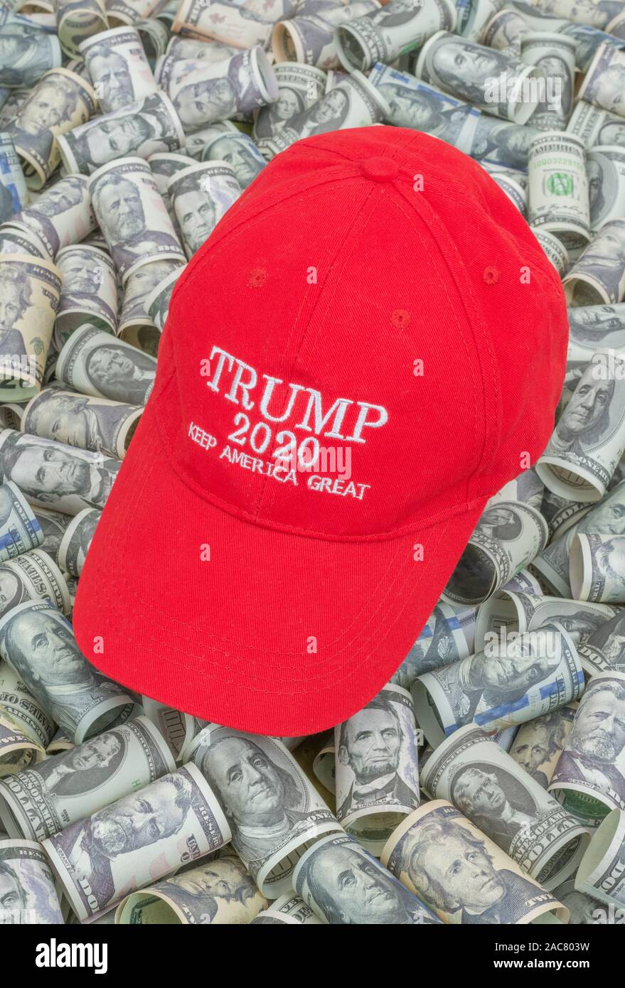 Red Trump KAG / mantenere l'America Grande cappuccio hat + le fatture del dollaro (vedere note). Per la fiorente economia DEGLI STATI UNITI / Trump Economia, Trump tagli fiscali, 2020 Elezioni americane. Foto Stock