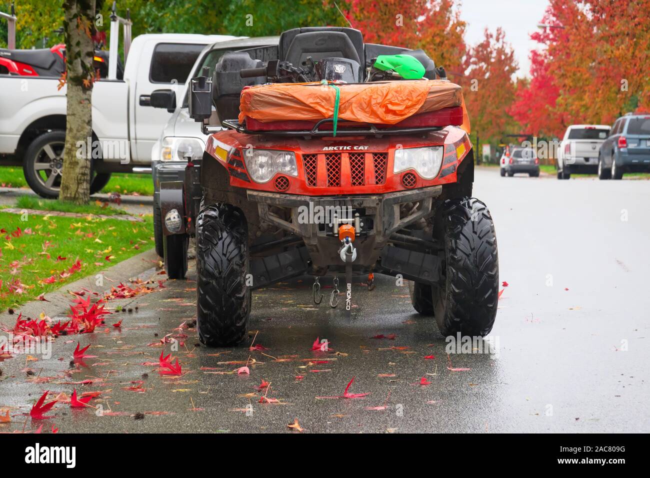 Vista frontale di un ATV Arctic Cat 50 (veicolo fuoristrada) parcheggiato in una strada residenziale. Bassa terra, British Columbia, Canada. Foto Stock