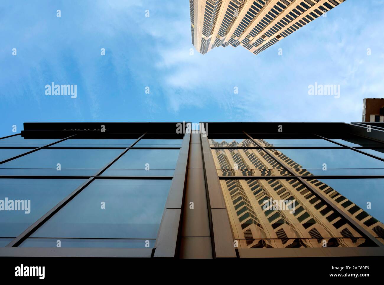 Le riflessioni di 555 California Street. Si tratta di un 52-storia 779 ft (237 m) grattacielo, il quarto edificio più alto della città. San Francisco, CA, Stati Uniti d'America Foto Stock