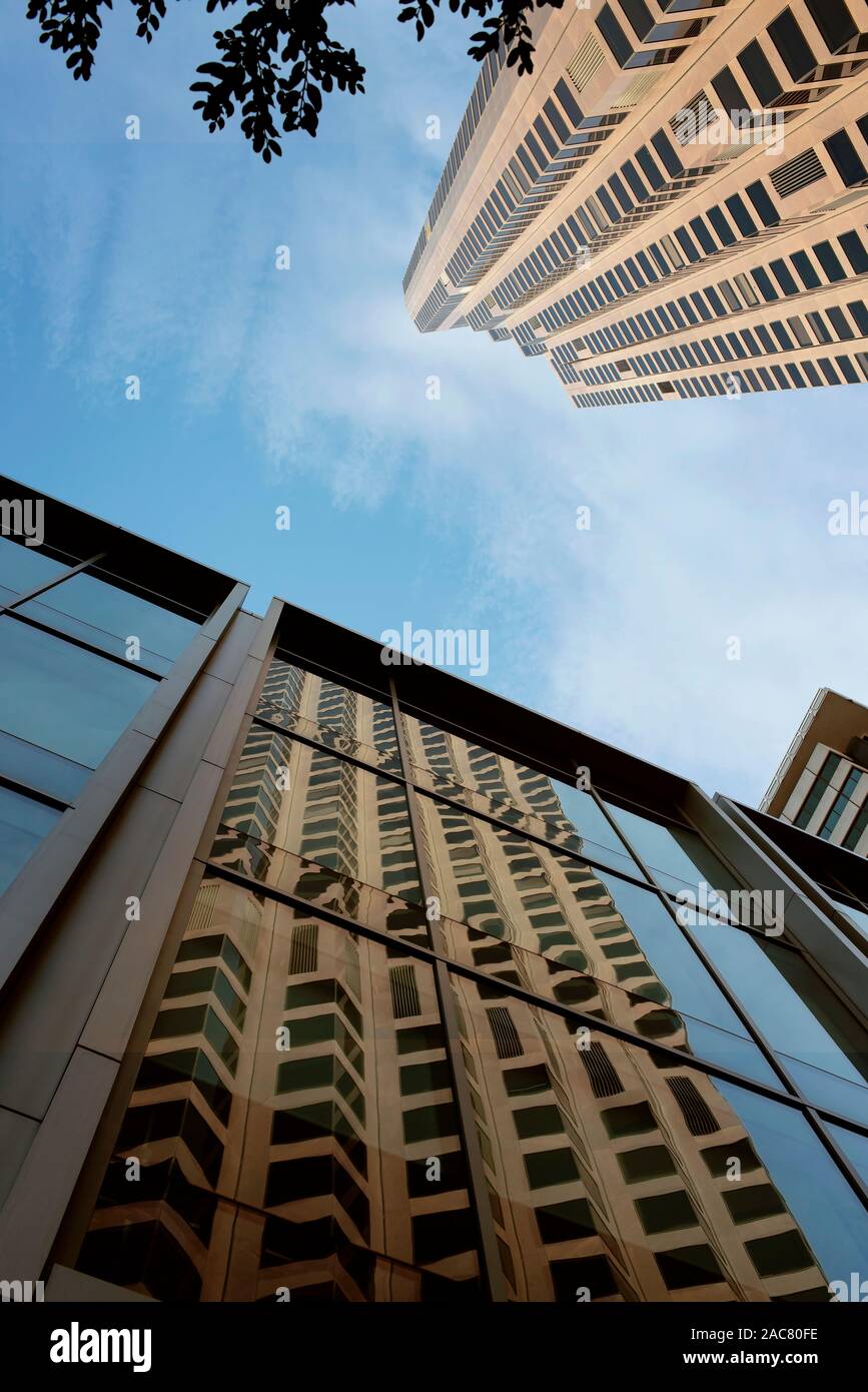 Le riflessioni di 555 California Street. Si tratta di un 52-storia 779 ft (237 m) grattacielo, il quarto edificio più alto della città. San Francisco, CA, Stati Uniti d'America Foto Stock