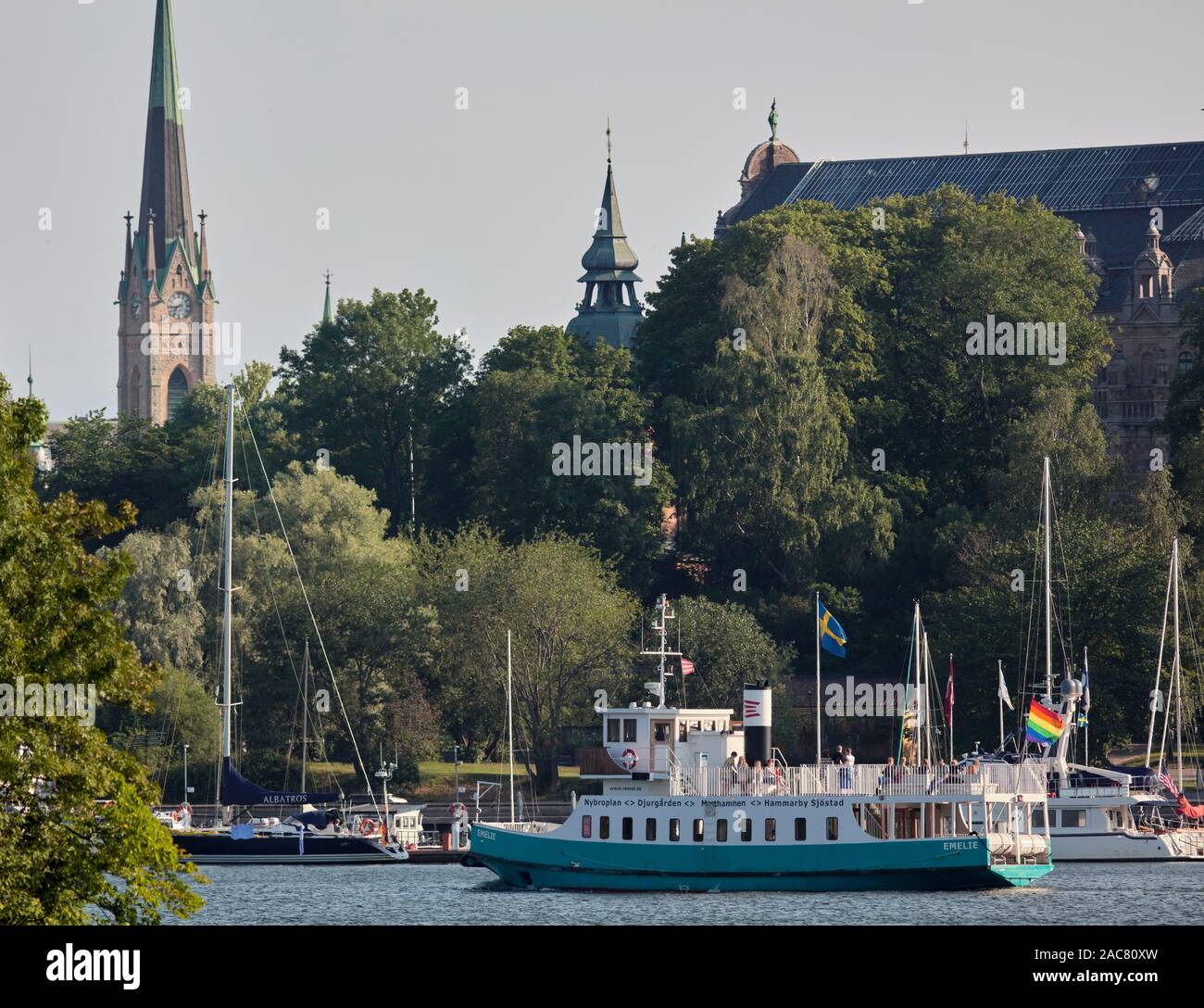 Barca Emelie sul suo modo di Nybroviken a Stoccolma, Svezia Foto Stock