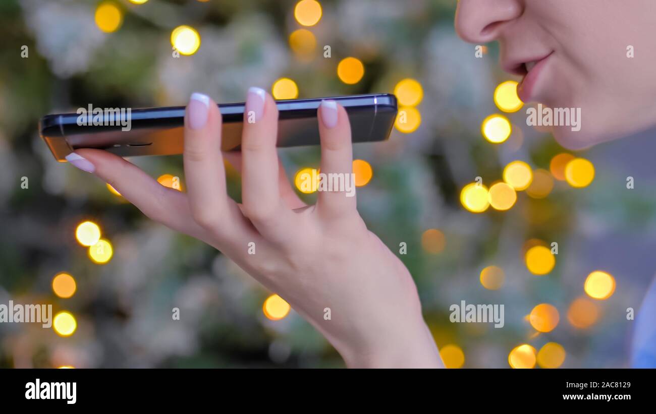 Donna che mantiene lo smartphone e con funzione di riconoscimento vocale - Vista ravvicinata Foto Stock