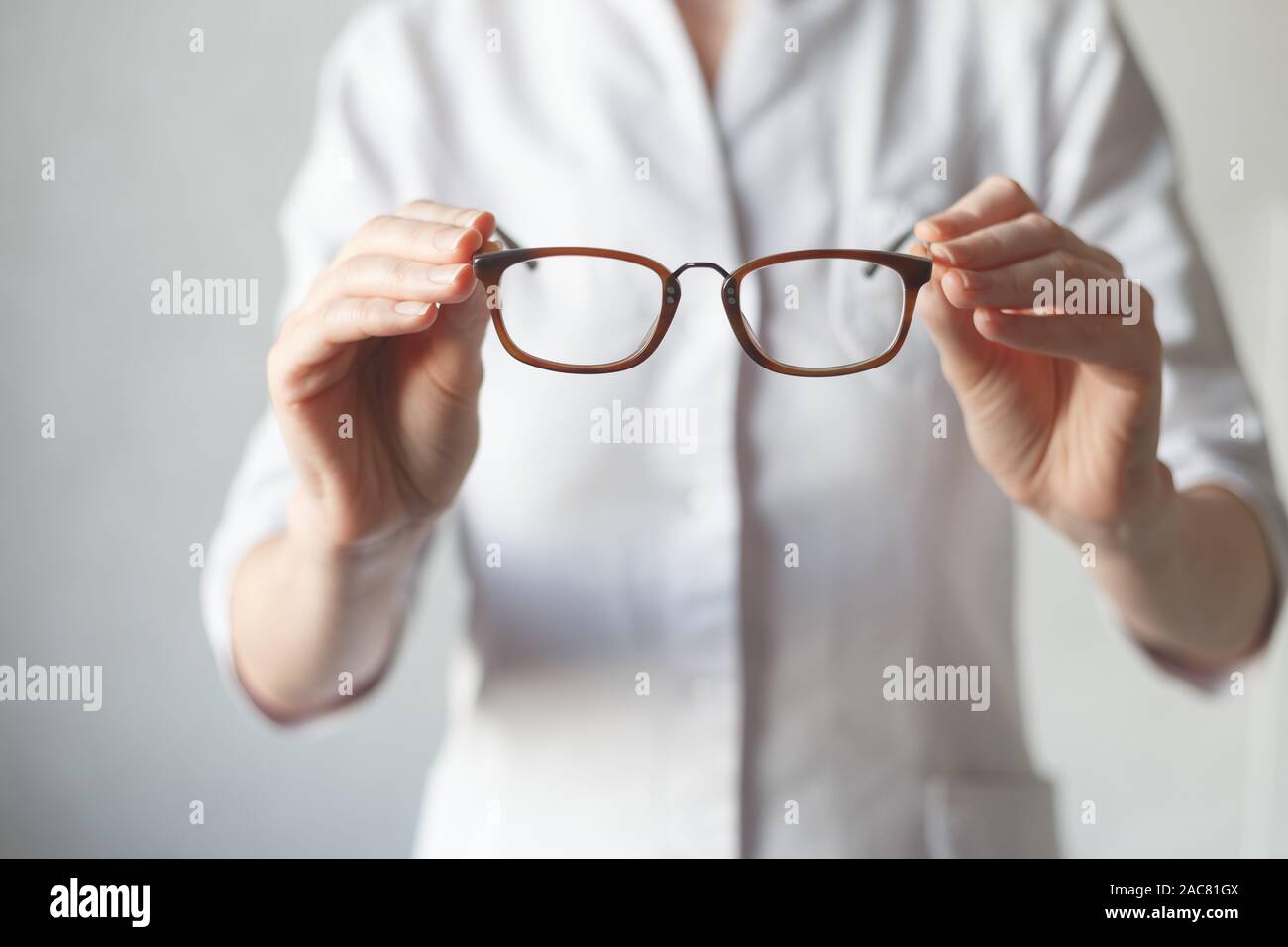 Oculista fare provare nuovi occhiali. Ipermetropia o miopia di concetto Foto Stock