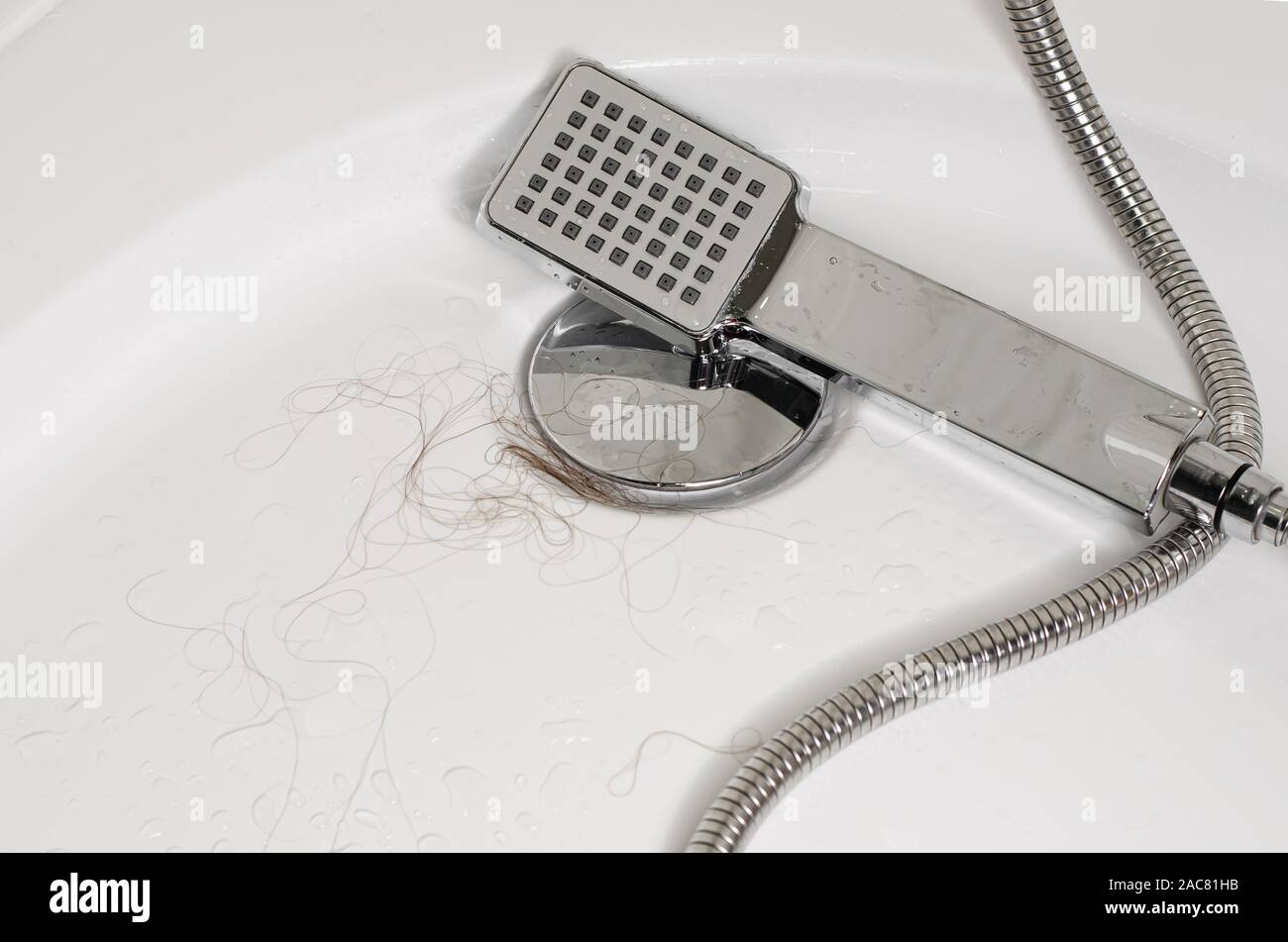 La perdita di capelli dopo il lavaggio i capelli sul pavimento nella doccia.  Close up, copia dello spazio. Il concetto di assistenza sanitaria Foto  stock - Alamy