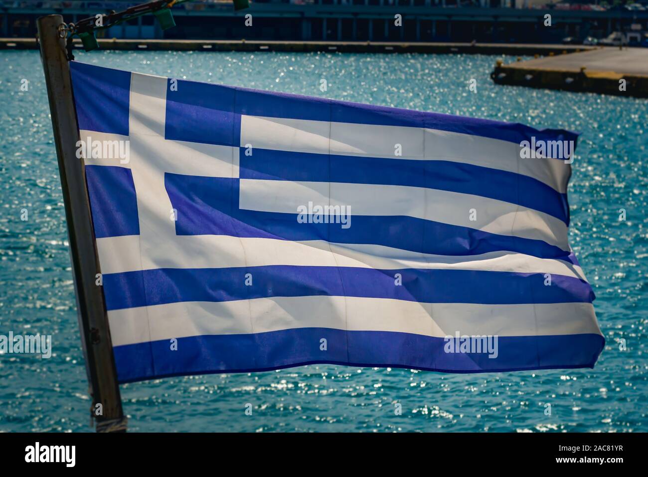 Nazionale Greco di bandiera sventola sul cielo blu sullo sfondo. Repubblica Ellenica, GR Foto Stock