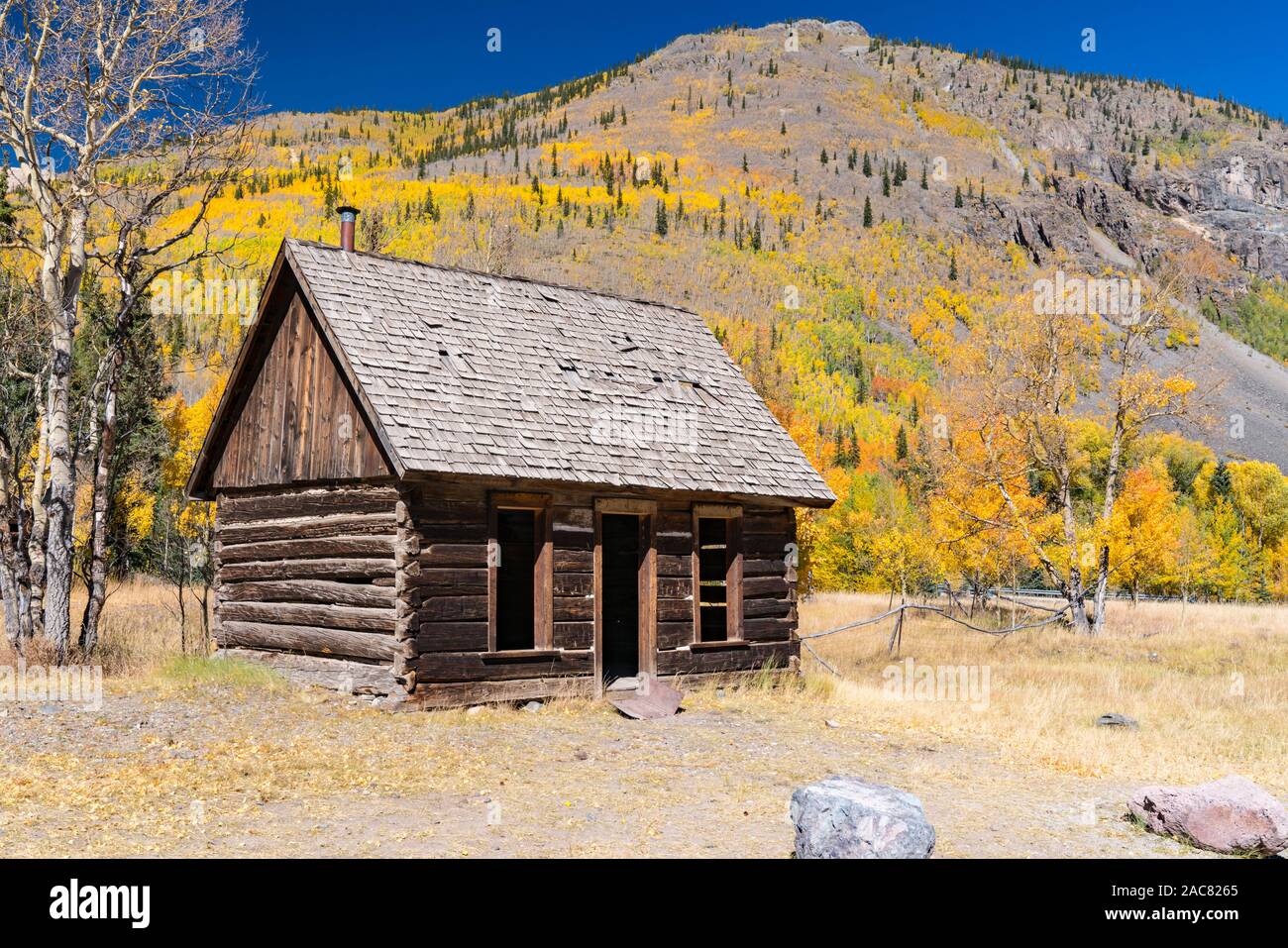 Vecchia cabina abbandonata in Campidoglio, Colorado lungo la Alpine Loop Trail in San Juan Mountains Foto Stock