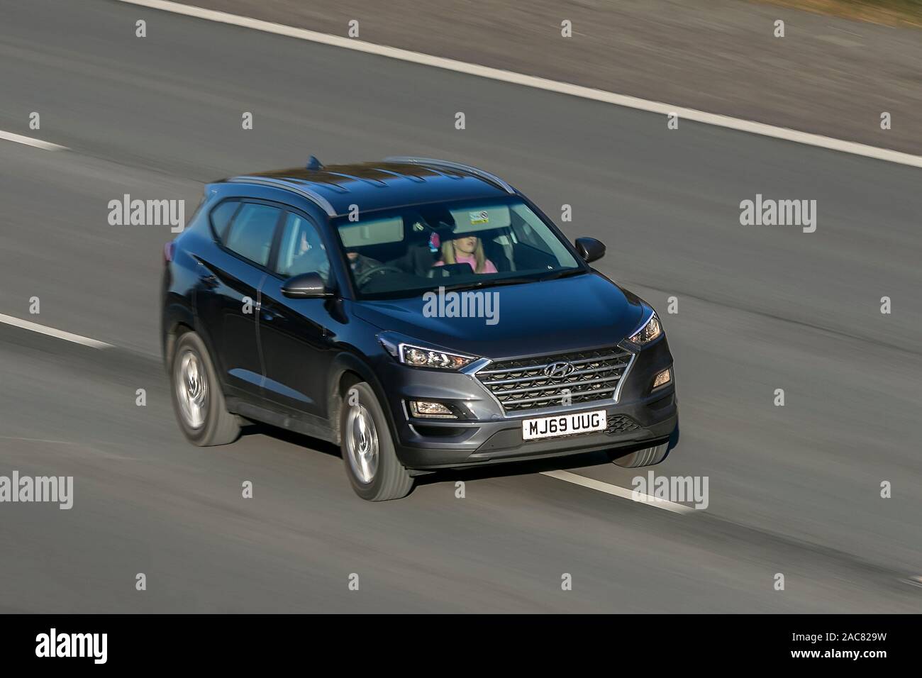2019 HYUNDAI Tucson se Nav GDI 2WD viaggia a velocità sostenuta sull'autostrada M61 movimento lento dell'otturatore della telecamera Foto Stock