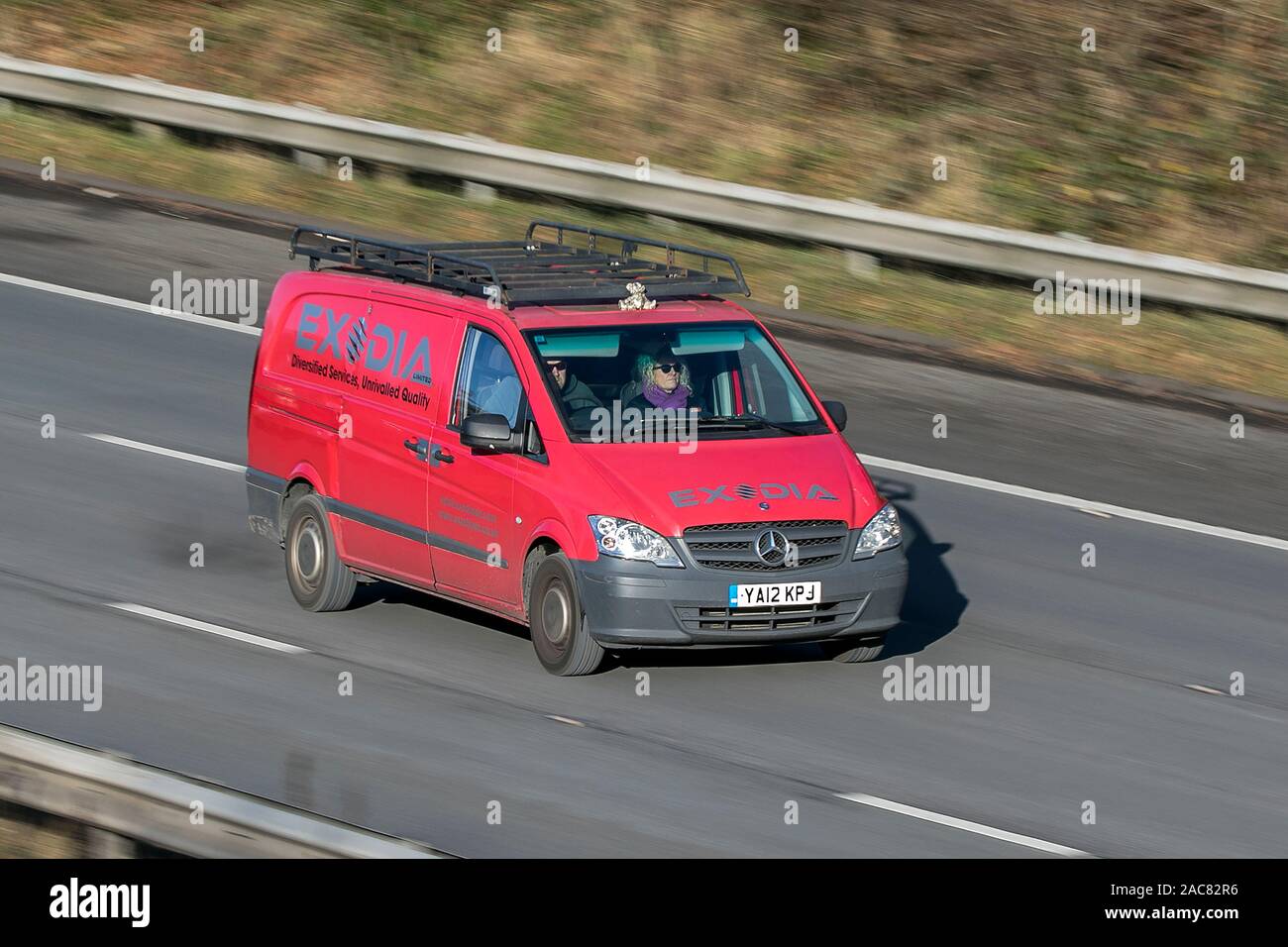 Sfocata auto in movimento 2012 Mercedes-Benz Vito 110 CDI che viaggiano a velocità sulla M61 Autostrada lenta velocità dello shutter di movimento del veicolo Foto Stock
