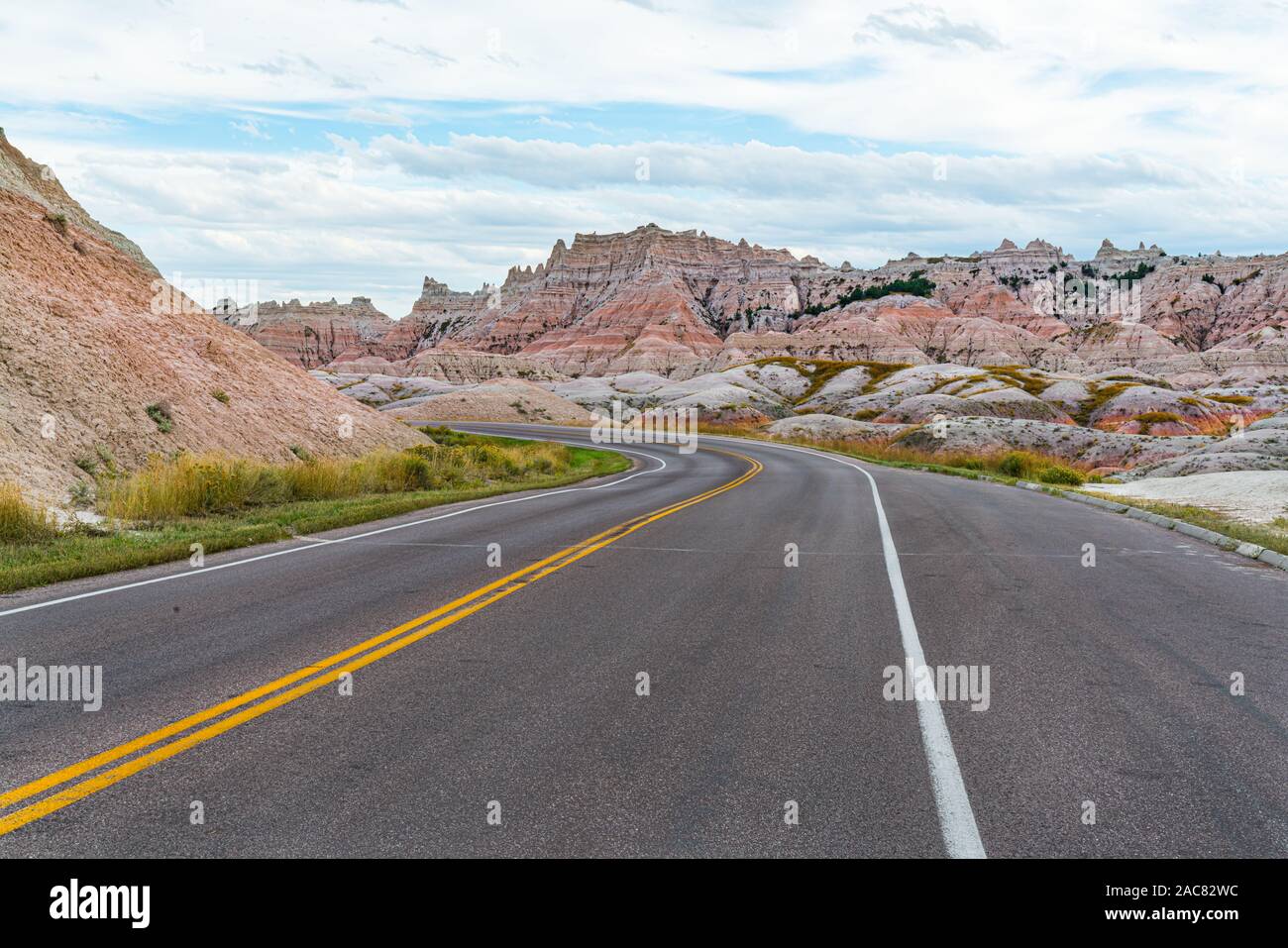 Wining road attraverso il Parco nazionale Badlands nel South Dakota Foto Stock