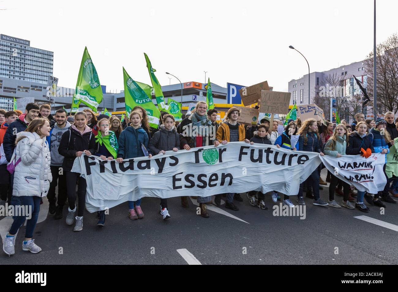 Gli alunni e gli studenti prendono parte al venerdì per la futura manifestazione a Essen, Germania Foto Stock