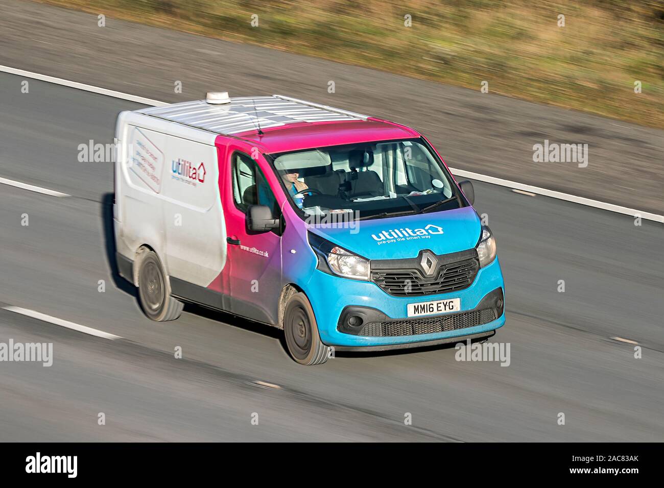 Movimento sfocate UTILITA auto Renault Trafic Sl27 Business+ Nrg viaggia a velocità sulla M61 Autostrada lenta velocità dello shutter di movimento del veicolo Foto Stock