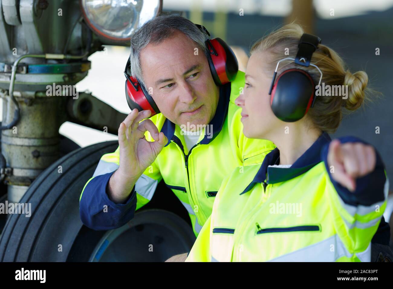 Trasmissione via IR di uomo e donna che parlano in aeroporto Foto Stock