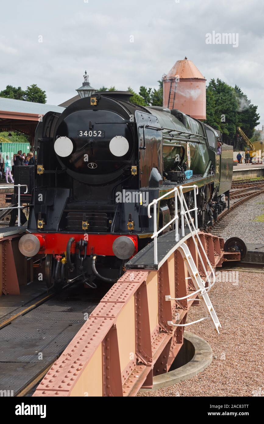 Locomotiva a vapore di classe Battle of Britain 34046 Braunton, che corre come 34052 Lord Dowding sulla West Somerset Railway alla stazione di Minehead nel 2018 Foto Stock