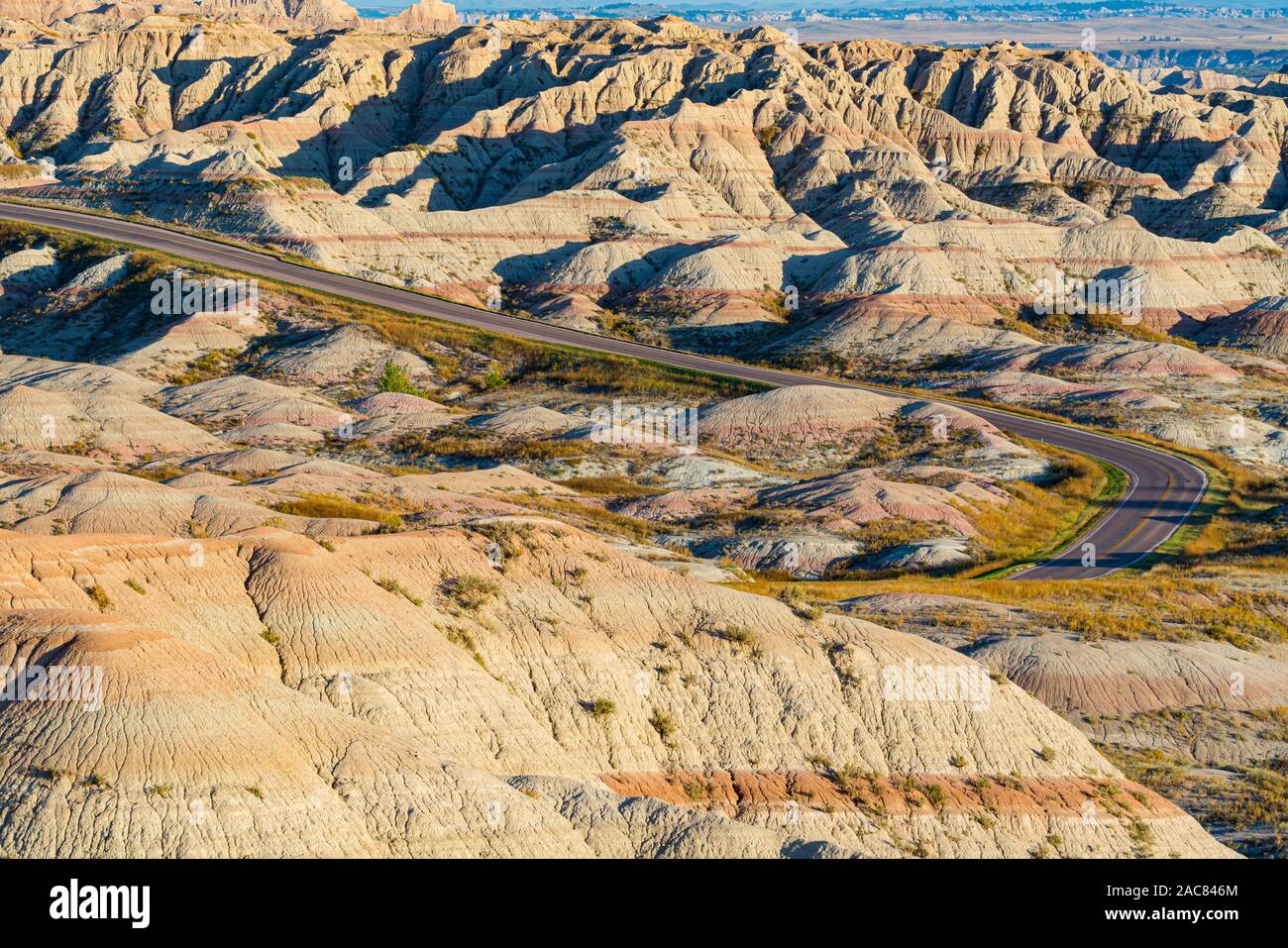 Tortuosa strada attraverso il Parco nazionale Badlands nel South Dakota Foto Stock